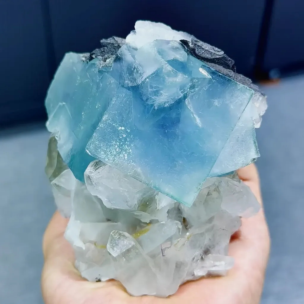 Blue Cubic Fluorite and Quartz Symbiosis comes from Yaogangxian,Hunan 80*100*70MM image