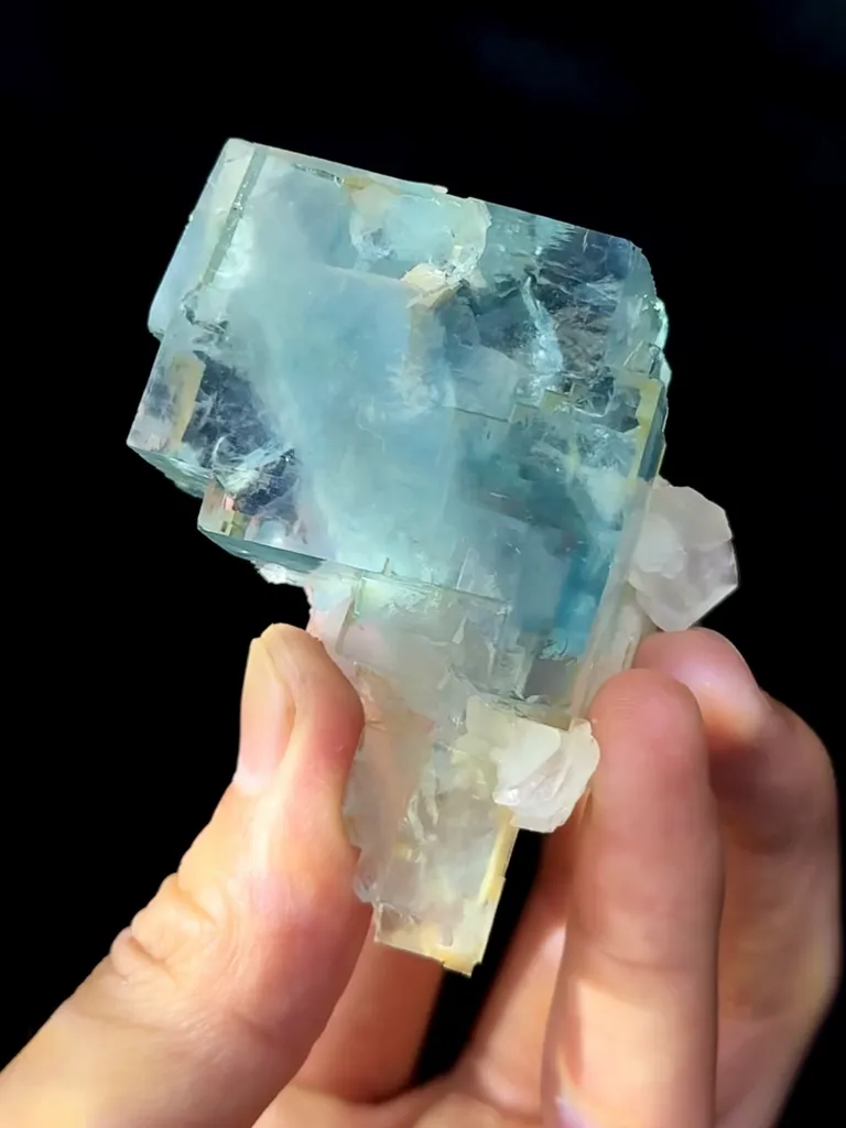Blue Glassy Fluorite comes from Yaogangxian,Hunan 60*45*35MM - image 2