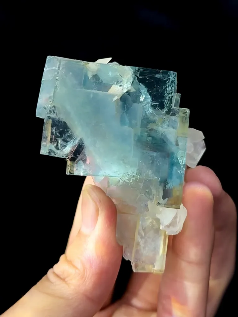 Blue Glassy Fluorite comes from Yaogangxian,Hunan 60*45*35MM - image 3