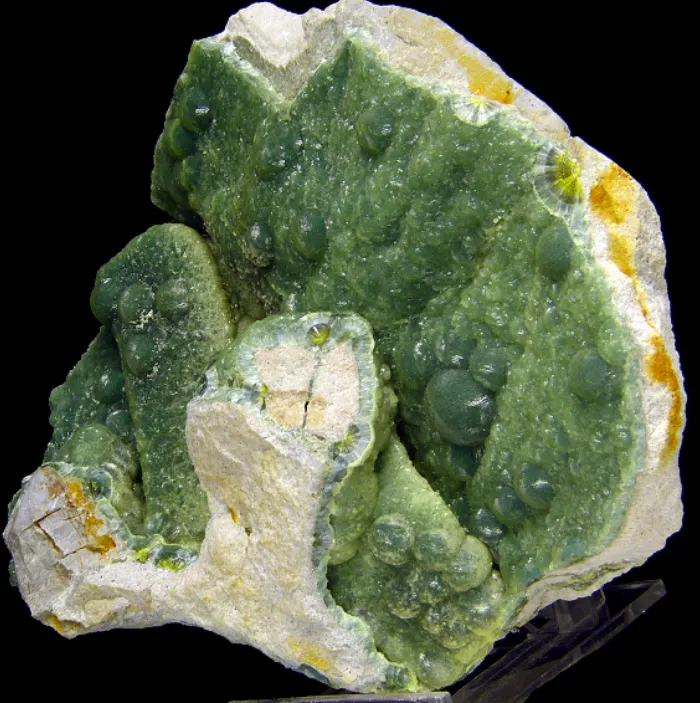 Boytroidal Wavellite within cavity - image 1