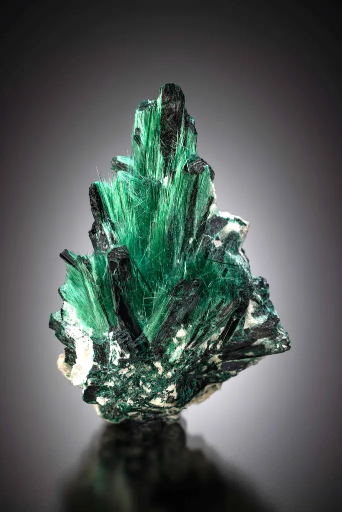 Brochantite on Brochantite - image 4