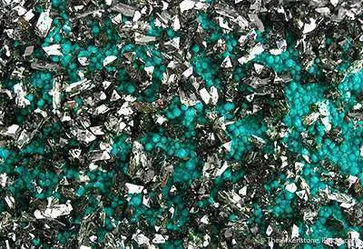 Brochantite on Chrysocolla - image 2