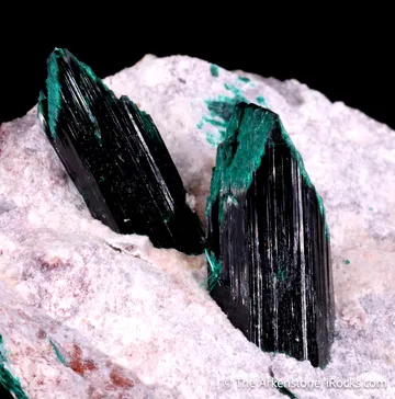Brochantite on Dickite
