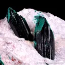 Brochantite on Dickite - image 1