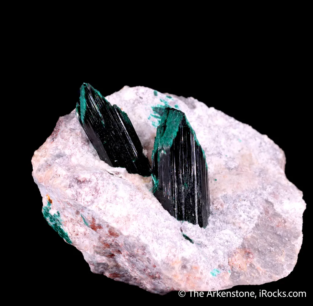 Brochantite on Dickite - image 4