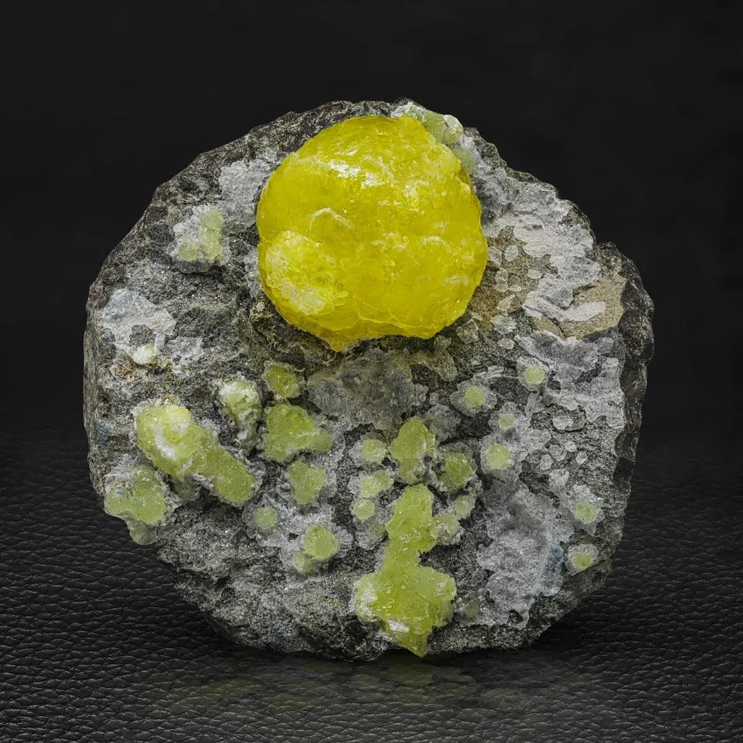 Brucite on Chromite - image 1
