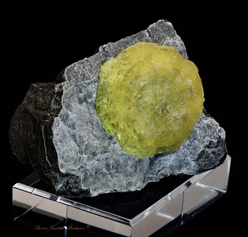 Brucite on Chromite image