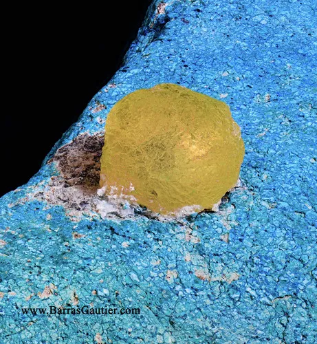 Brucite on Chrysocolla - image 3
