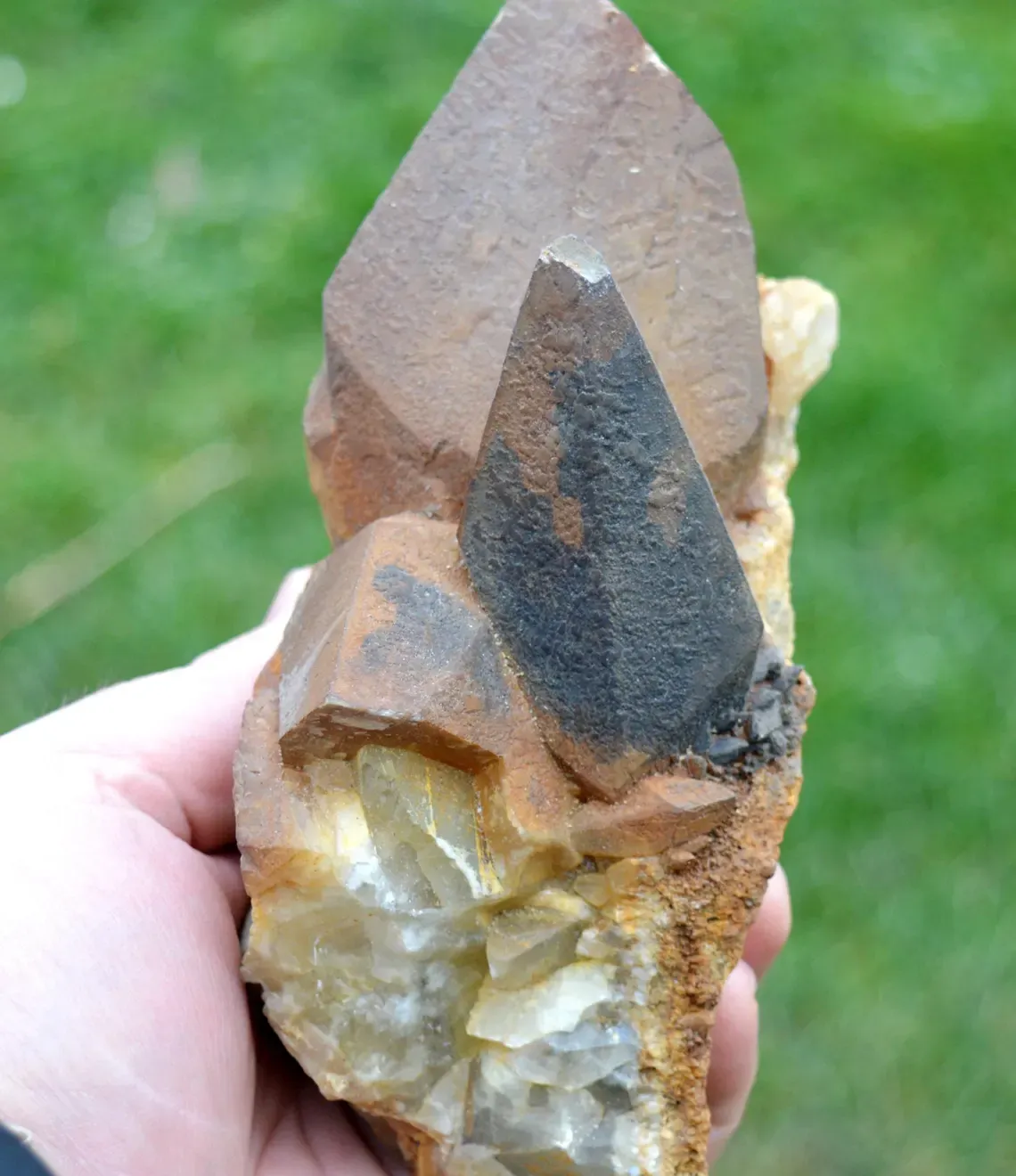 Calcite 1150 grams - Solvay quarry, Couillet, Charleroi, Hainaut, Wallonia, Belgium - image 3