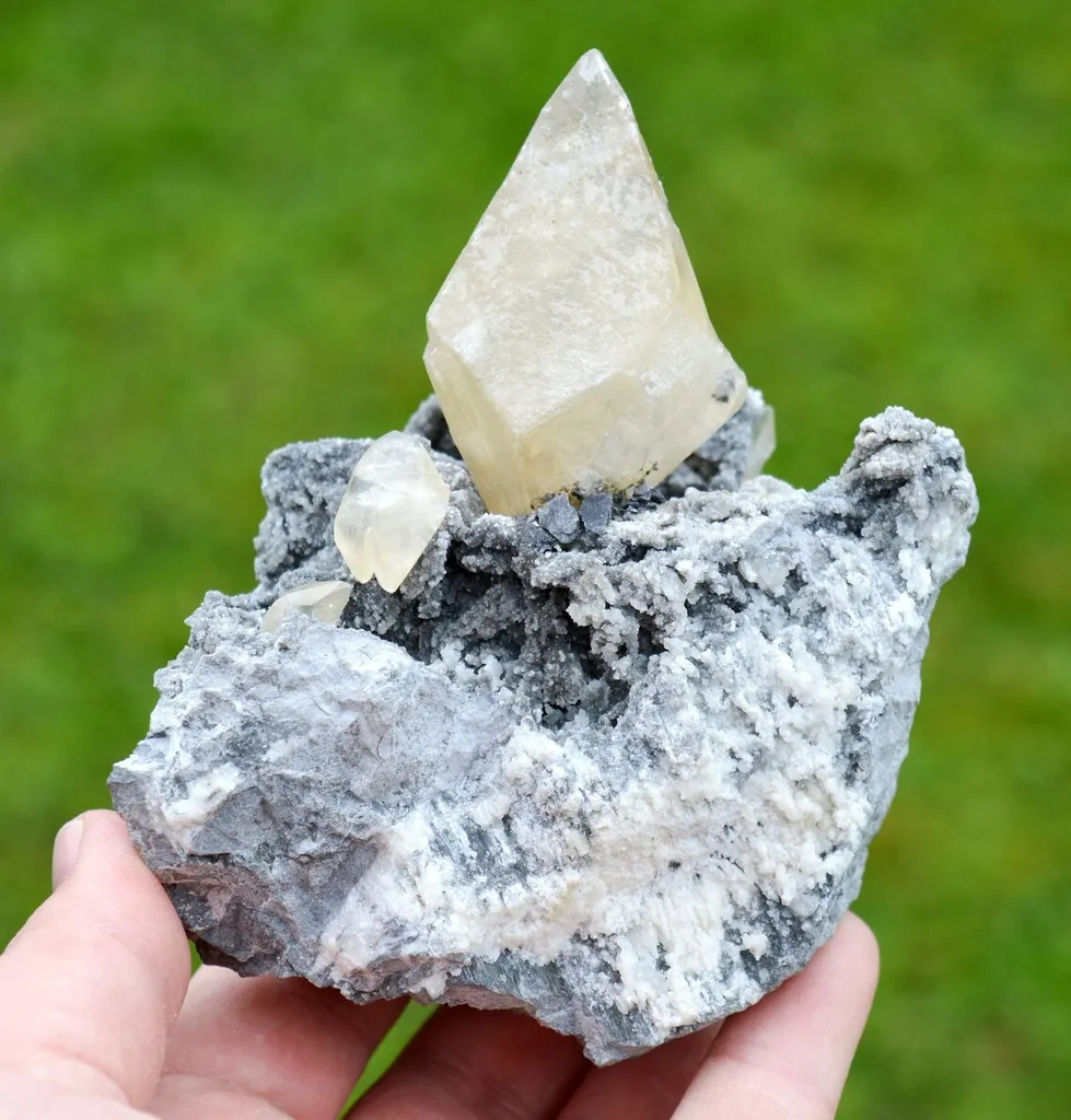 Calcite 630 grams - Joplin Field, Tri-State District, Jasper Co., Missouri, USA image