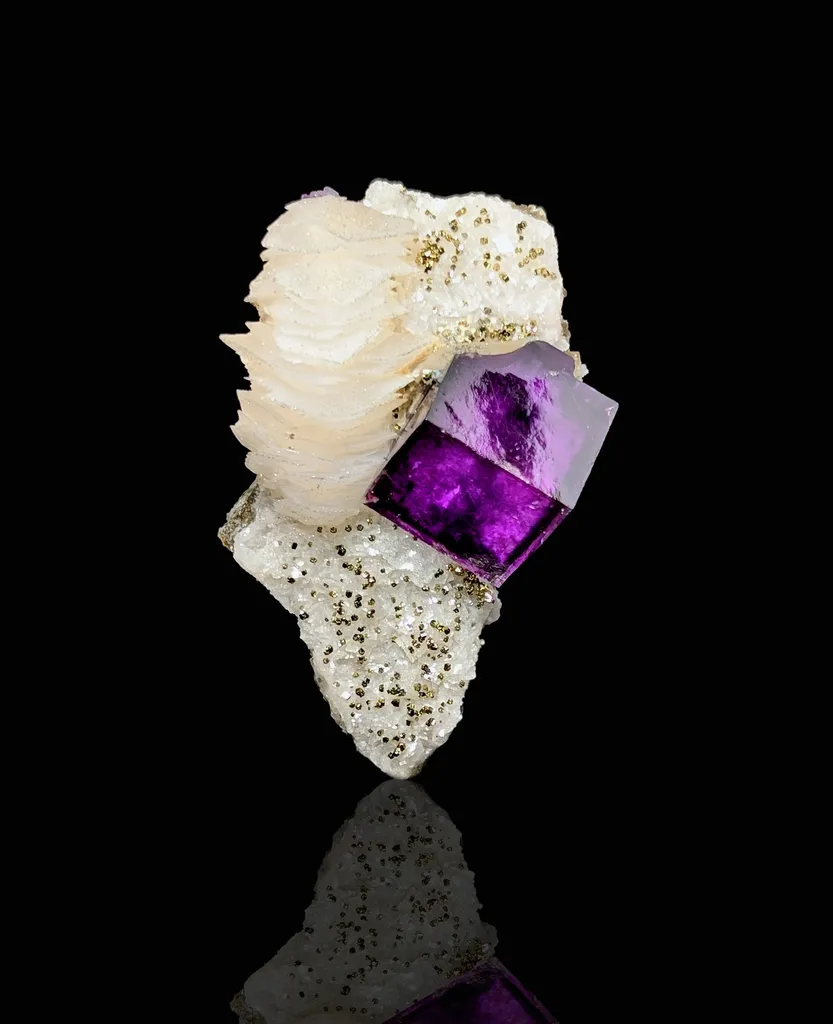 Calcite, Fluorite, Pyrite from China, Hunan, Chenzhou, Yizhang Co., Yaogangxian W-Sn ore field, Yaog image