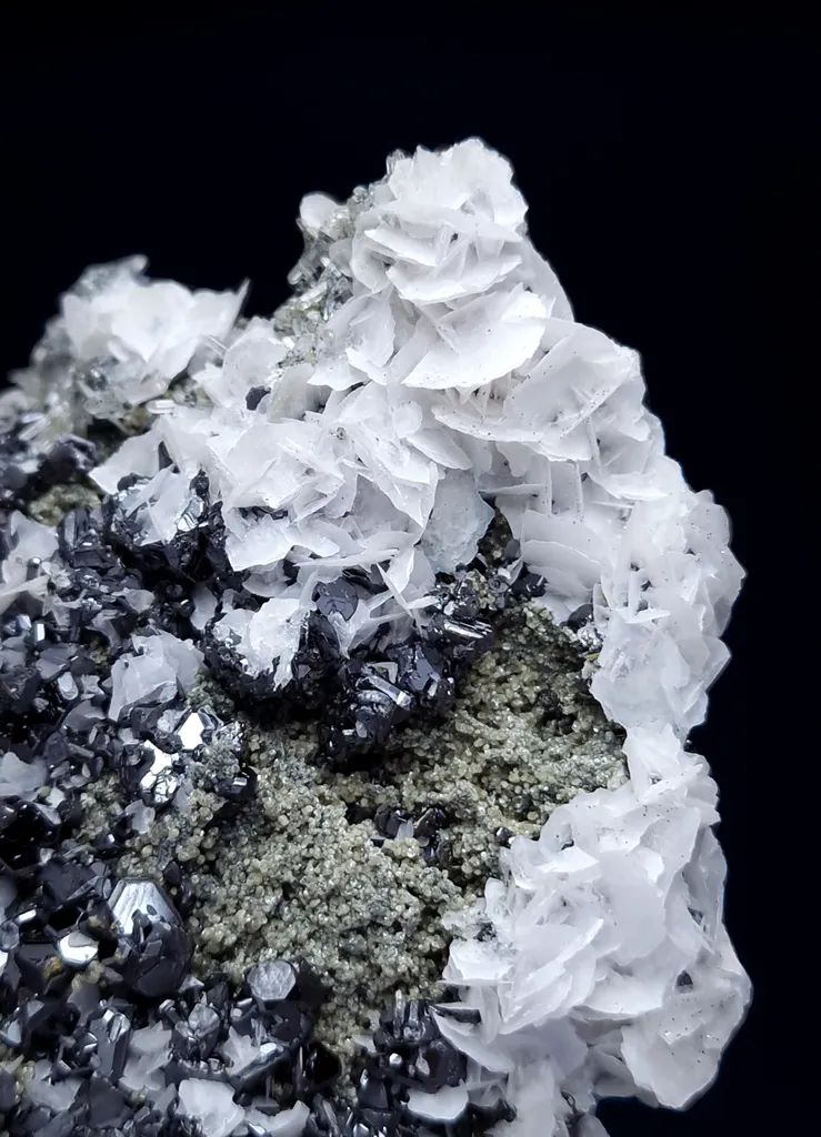 Calcite from Bulgaria, Smolyan Province, Borieva Mine - image 2
