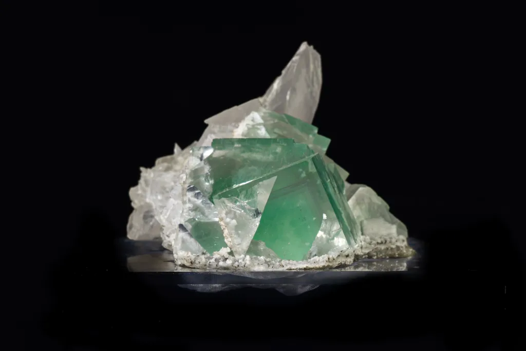 Calcite from Xianghualing Mine, Xianghualing Sn-polymetallic ore field, Linwu Co., Chenzhou, Hunan, China image