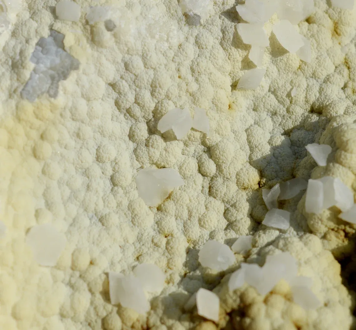 Calcite & Gyrolite Phillipsite 635 grams - Basalt Quarry, Clermont-Ferrand, Puy-de-Dôme, France - image 6