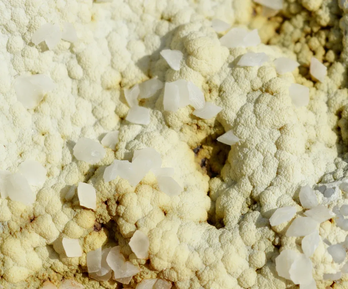 Calcite & Gyrolite Phillipsite 635 grams - Basalt Quarry, Clermont-Ferrand, Puy-de-Dôme, France - image 4