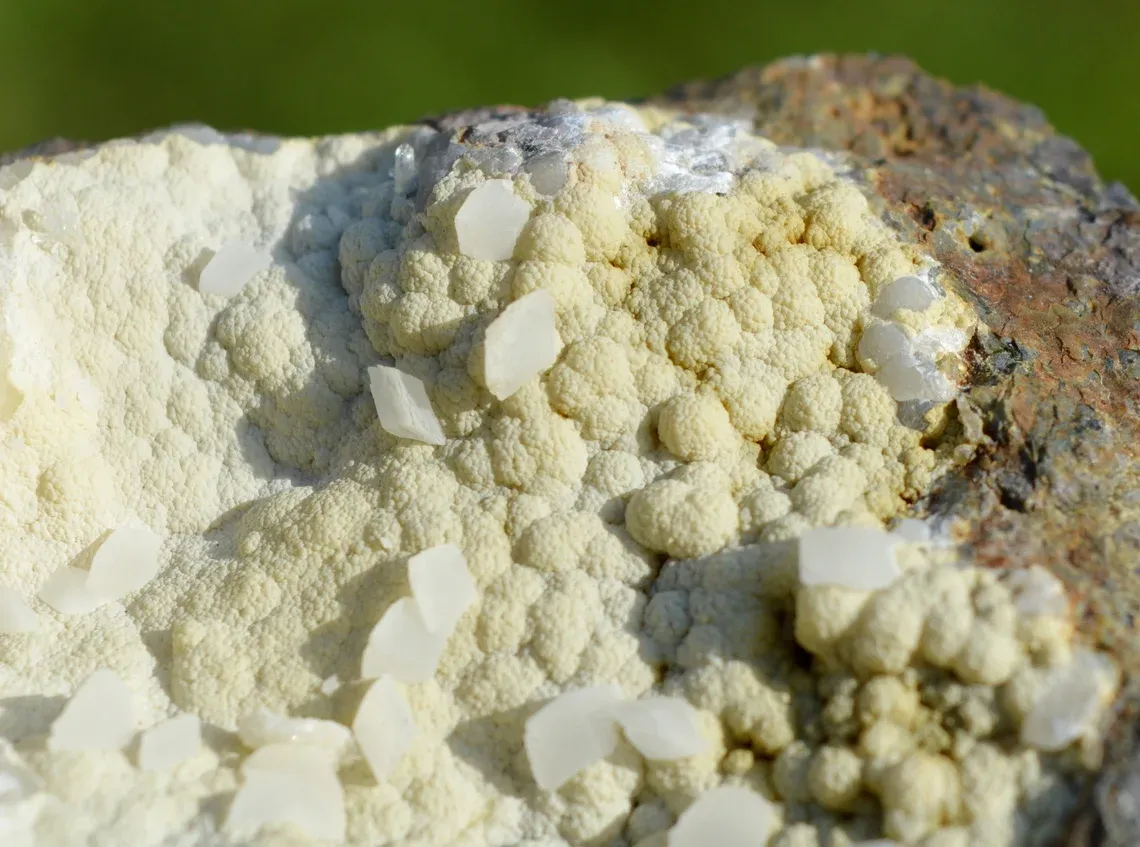 Calcite & Gyrolite Phillipsite 635 grams - Basalt Quarry, Clermont-Ferrand, Puy-de-Dôme, France - image 7
