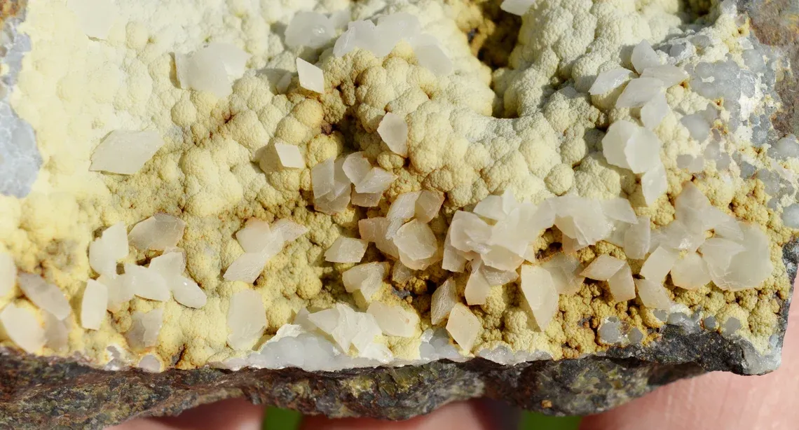 Calcite & Gyrolite Phillipsite 635 grams - Basalt Quarry, Clermont-Ferrand, Puy-de-Dôme, France - image 5