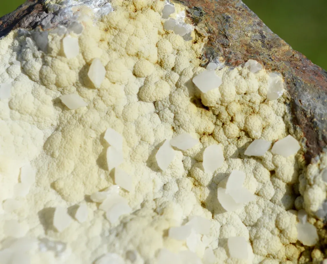 Calcite & Gyrolite Phillipsite 635 grams - Basalt Quarry, Clermont-Ferrand, Puy-de-Dôme, France - image 2