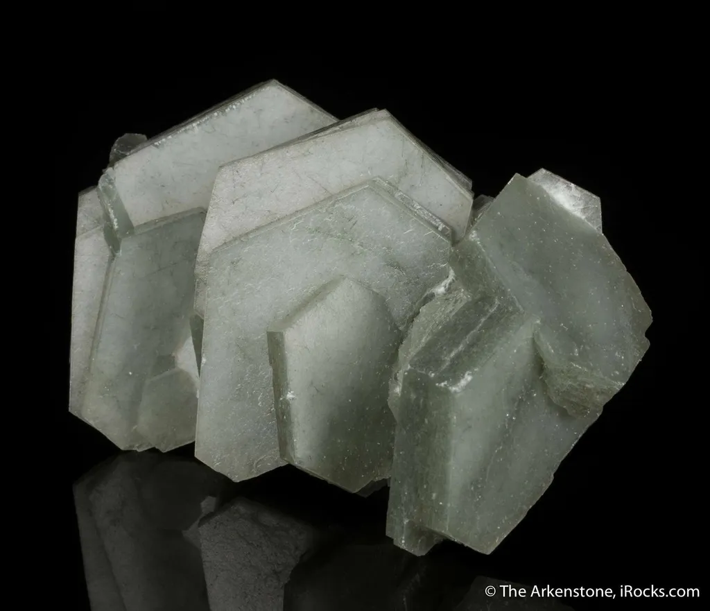 Calcite included by Hedenbergite - image 2