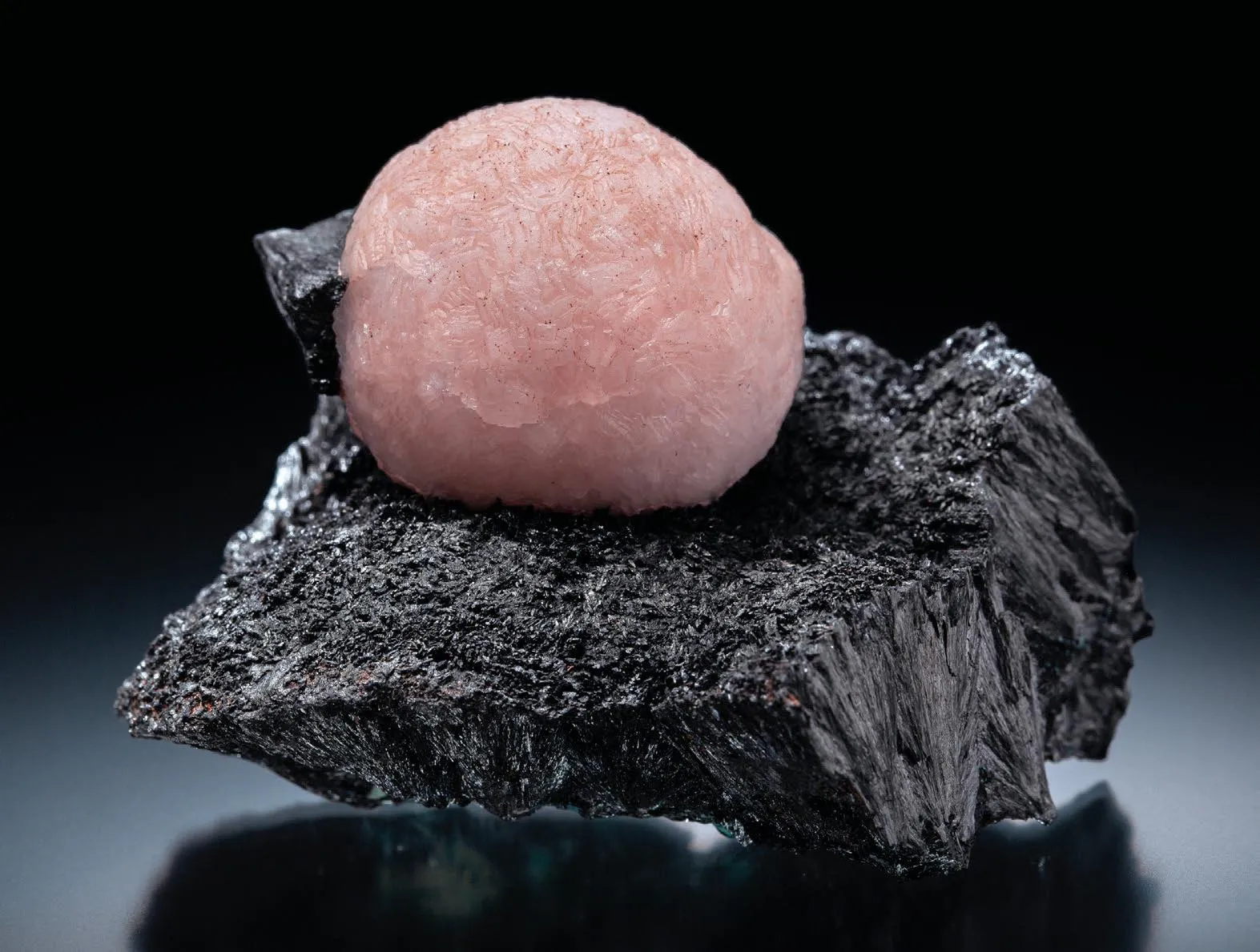 Calcite (Manganese-rich), Manganite - image 1