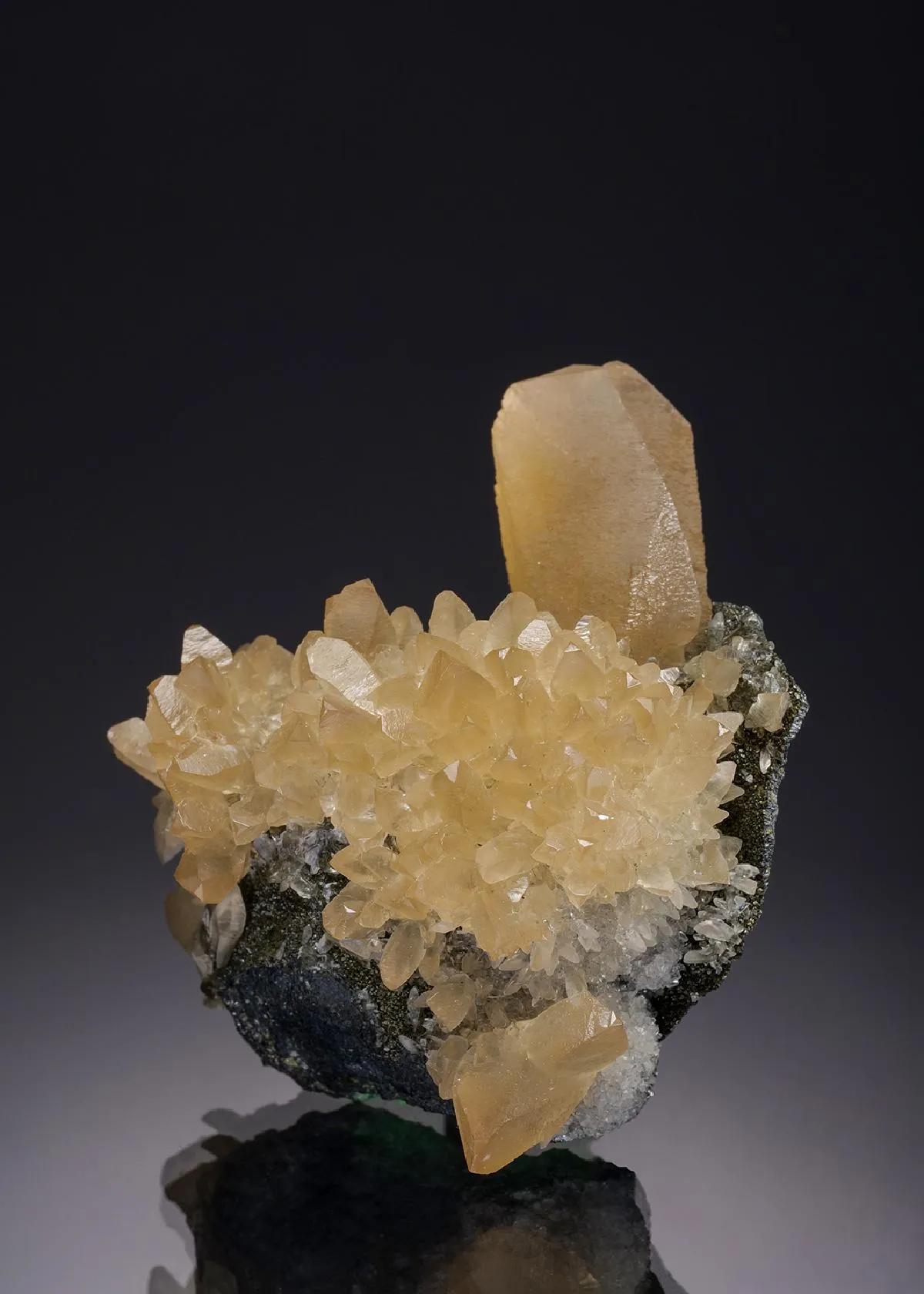 Calcite on Mottramite on Duftite - image 1