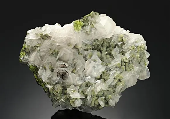 Calcite phantoms with Mottramite image