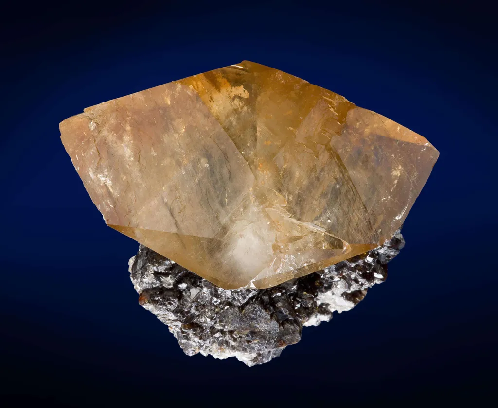 Calcite Twin on Sphalerite image