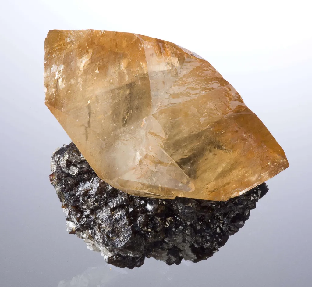 Calcite Twin on Sphalerite - image 3