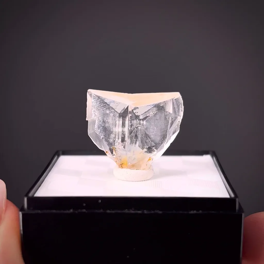 Calcite (twinned) - image 2