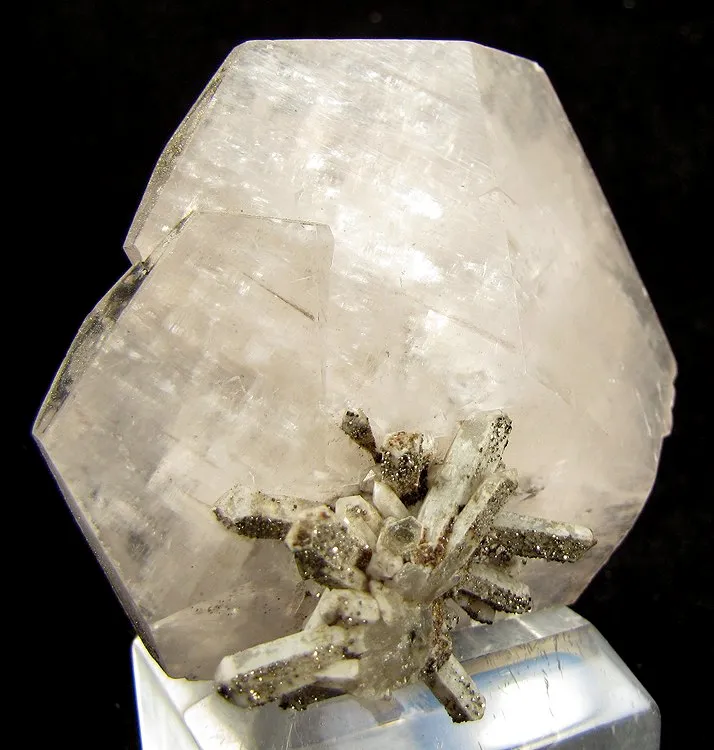 Calcite (Var: Manganoan Calcite), Quartz image