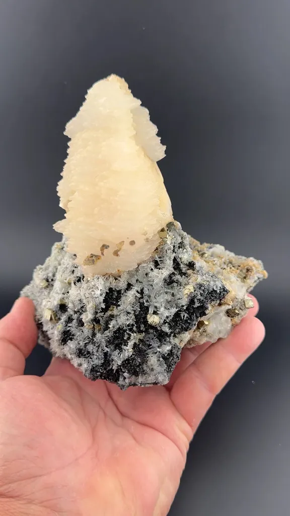 Calcite with Quartz, Pyrite image