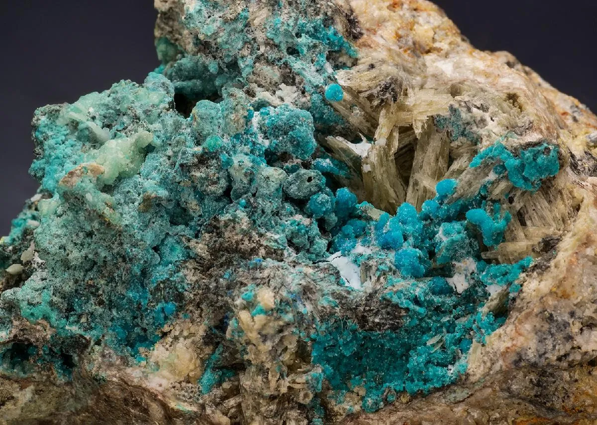 Caledonite with Lanarkite and SCOTLANDITE - image 1