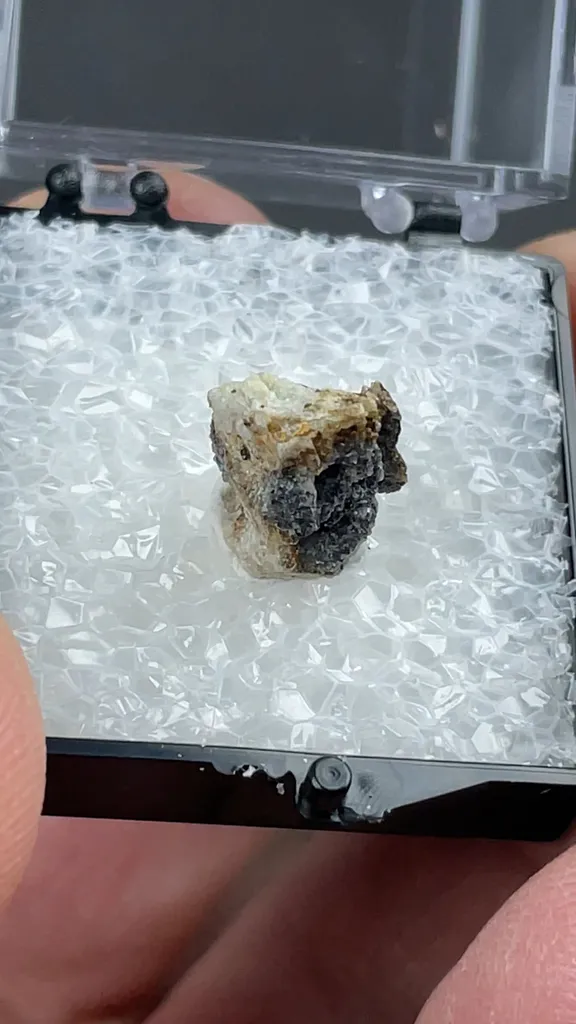 Carlosbarbosaite with Albite - image 2