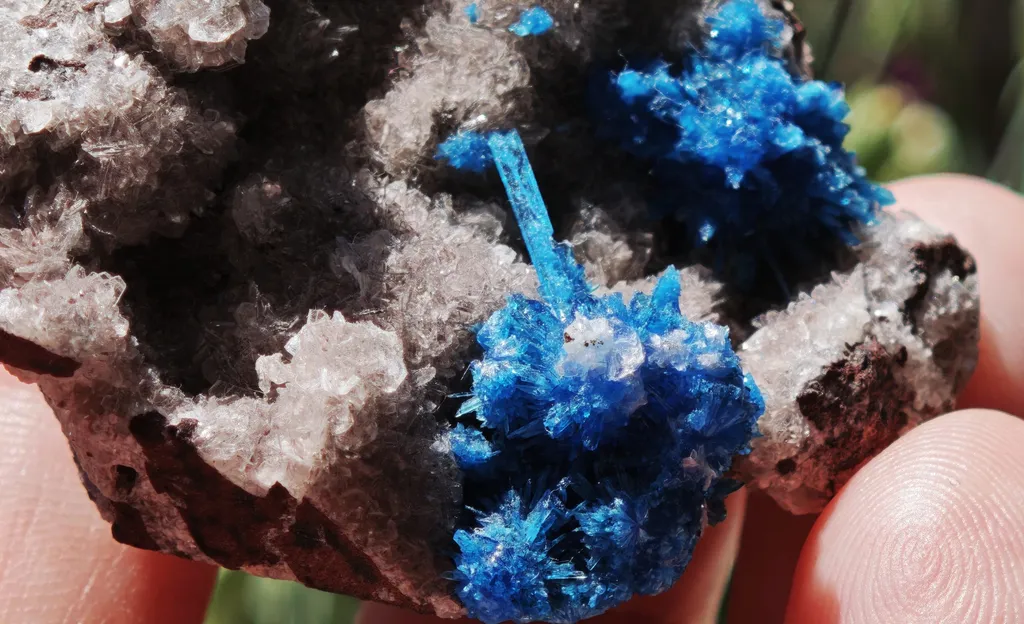 Cavansite var. Pentagonite from India.Bright blue bursting, snowflake like Pentagonite crystals w/ Stilbite on a sparkling Heulandite matrix - image 4