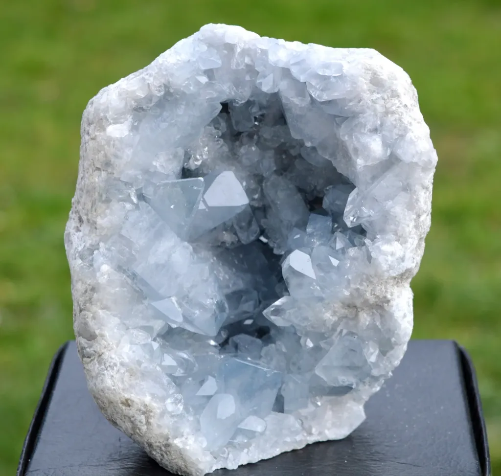 Celestine 2800 grams - Sakoany deposit, Katsepy, Mitsinjo, Boeny, Madagascar image