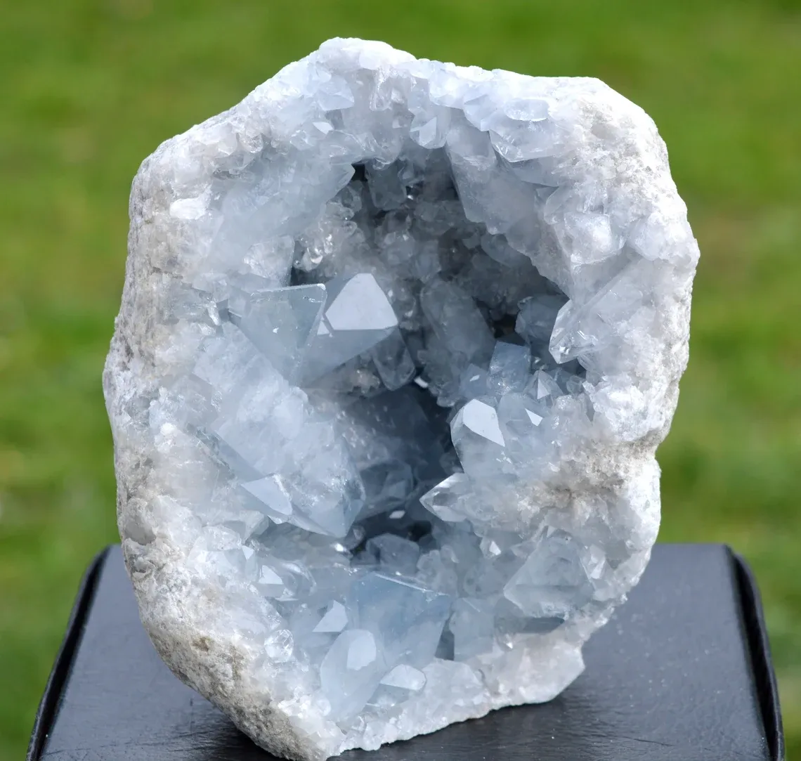 Celestine 2800 grams - Sakoany deposit, Katsepy, Mitsinjo, Boeny, Madagascar - image 1