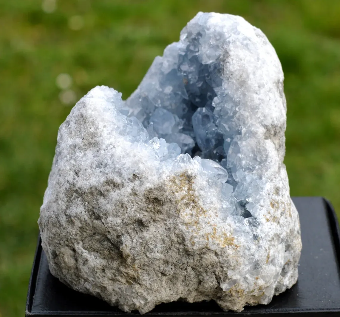 Celestine 3650 grams - Sakoany deposit, Katsepy, Mitsinjo, Boeny, Madagascar - image 3