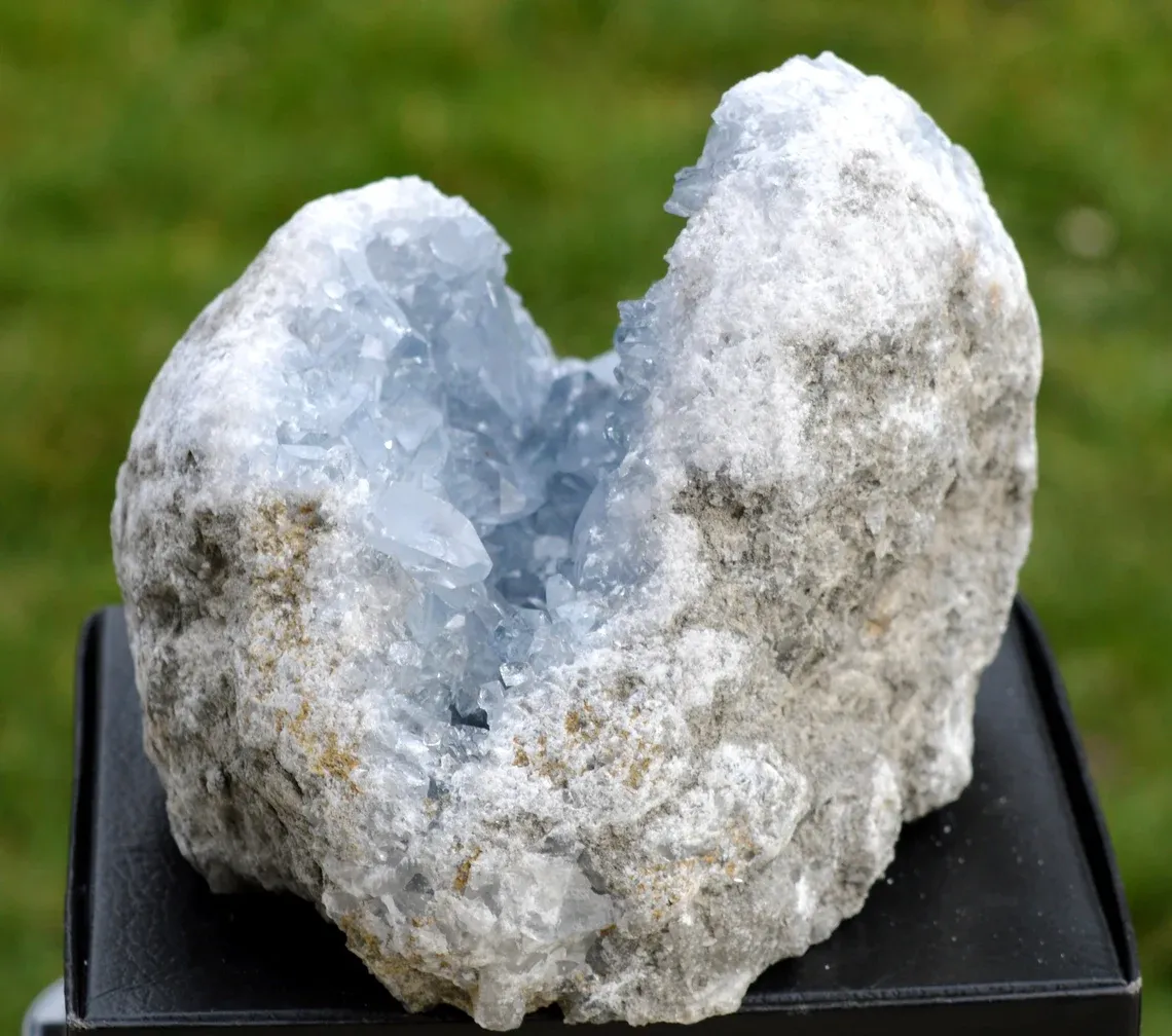 Celestine 3650 grams - Sakoany deposit, Katsepy, Mitsinjo, Boeny, Madagascar - image 4