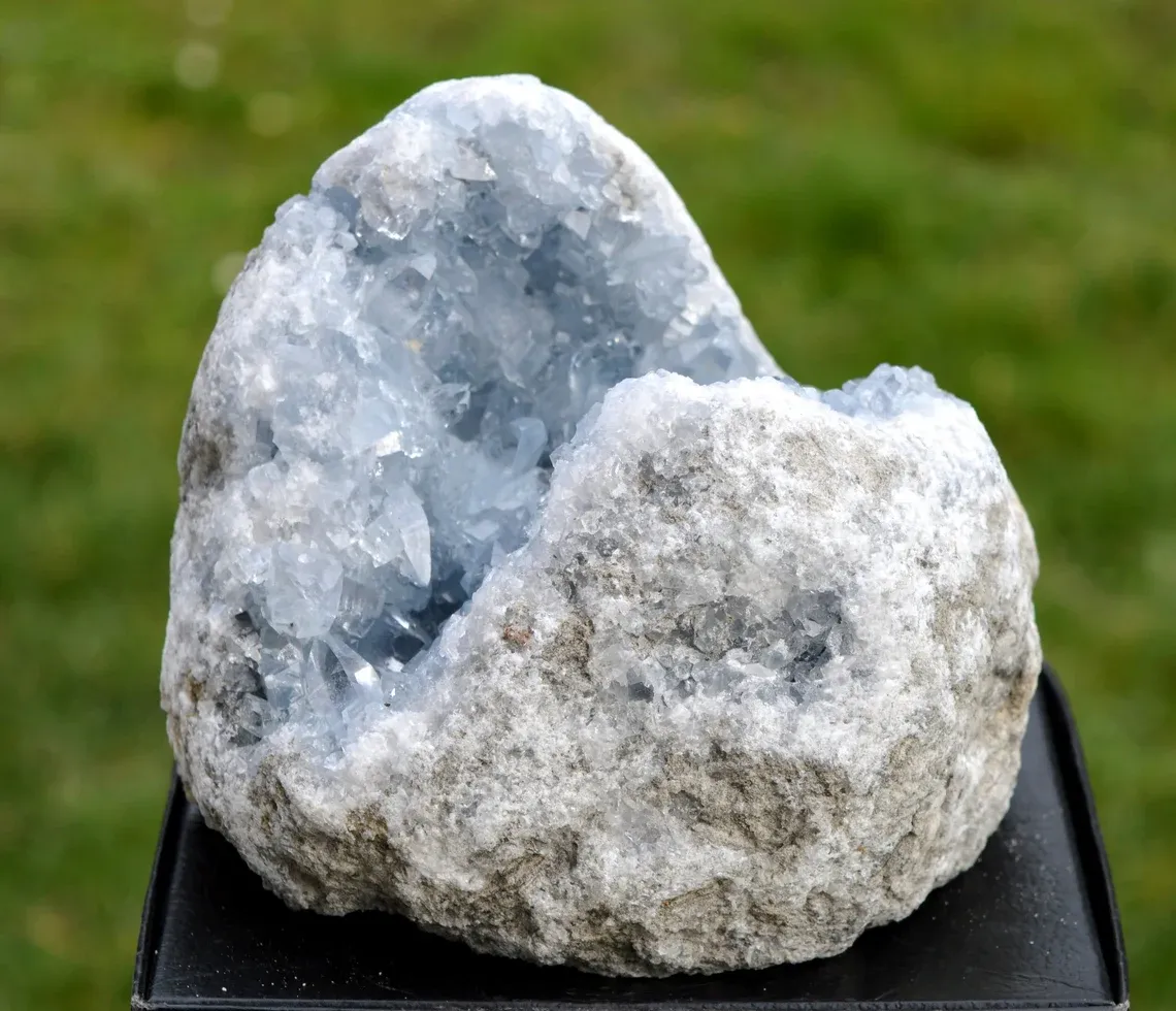 Celestine 3650 grams - Sakoany deposit, Katsepy, Mitsinjo, Boeny, Madagascar - image 2