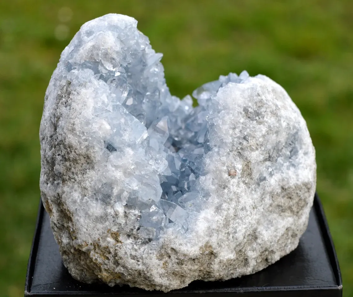 Celestine 3650 grams - Sakoany deposit, Katsepy, Mitsinjo, Boeny, Madagascar - image 1