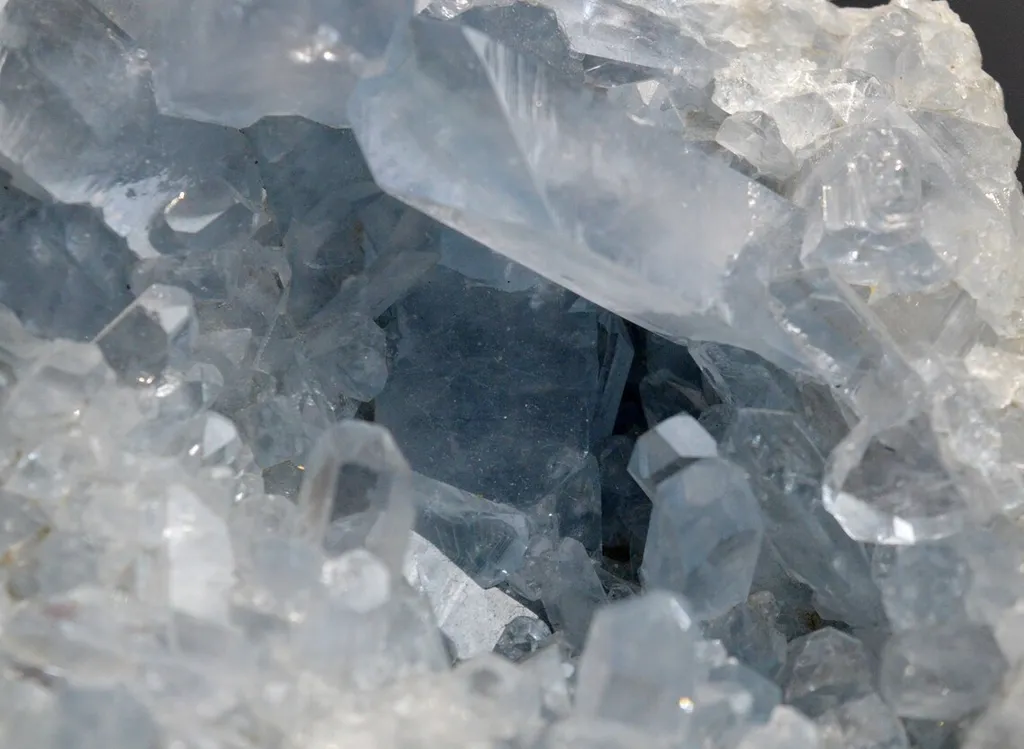 Celestine 935 grams - Sakoany deposit, Katsepy, Mitsinjo, Boeny, Madagascar - image 6