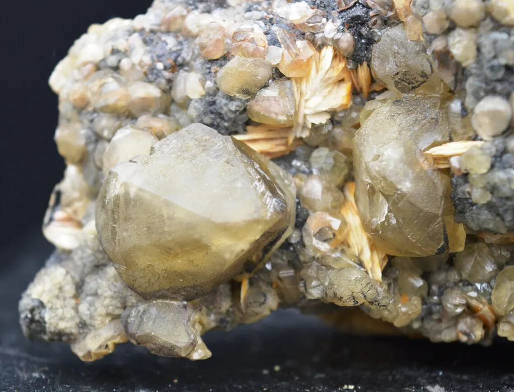 Cerussite & barite - 833 grams - Fluorescent - Midladen, Morocco - image 2