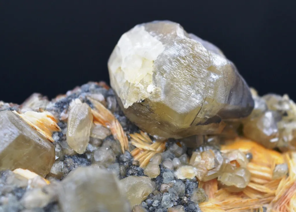 Cerussite & barite - 833 grams - Fluorescent - Midladen, Morocco - image 6