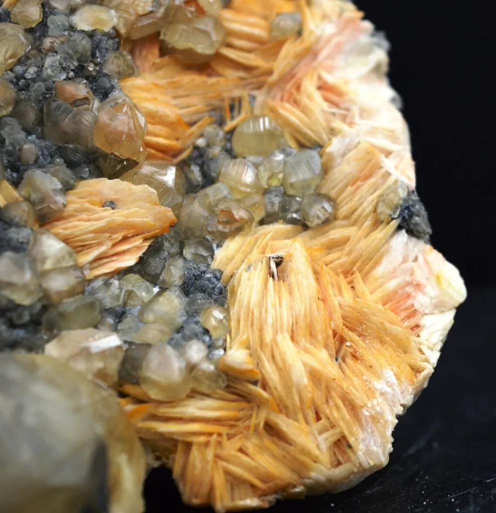Cerussite & barite - 833 grams - Fluorescent - Midladen, Morocco - image 4