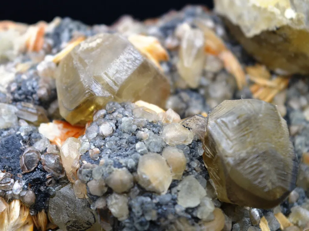 Cerussite & barite - 833 grams - Fluorescent - Midladen, Morocco - image 7