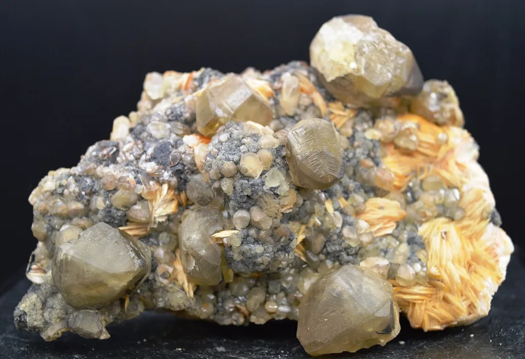 Cerussite & barite - 833 grams - Fluorescent - Midladen, Morocco image