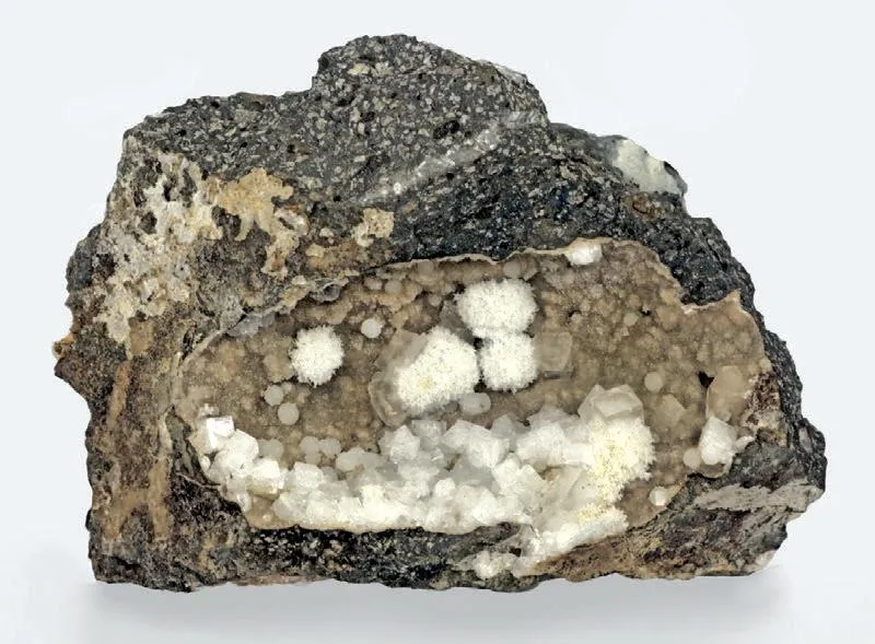 Chabazite-Ca, Okenite (?), Calcite image