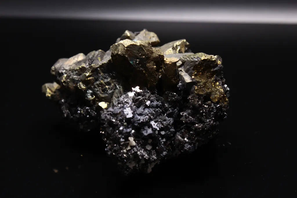 Chalcopyrite crystals on sphalerite - image 3