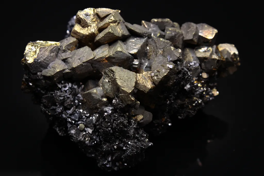 Chalcopyrite crystals on sphalerite image