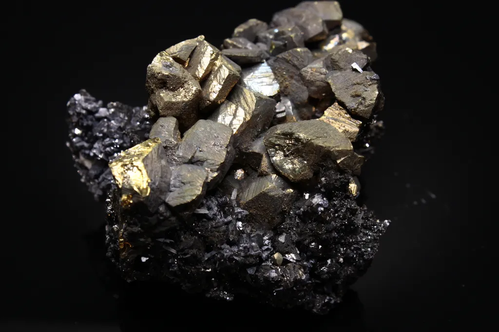 Chalcopyrite crystals on sphalerite - image 2